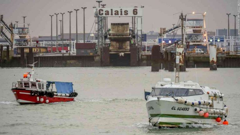 Hundreds of French fishermen shut down British border