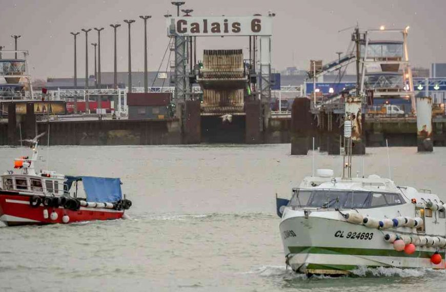Hundreds of French fishermen shut down British border